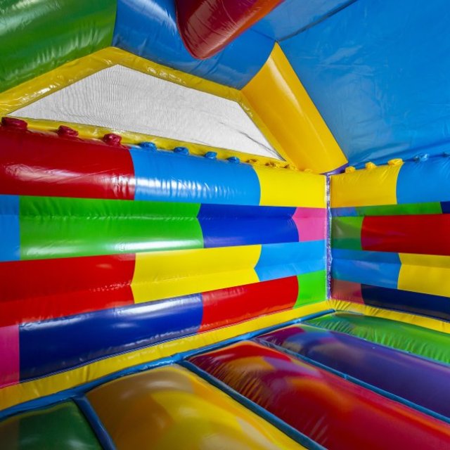 Hüpfburg Bausteine mit Rutsche