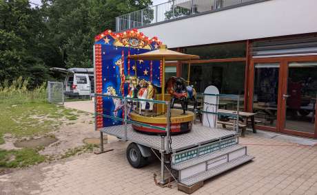 Pferdekarussell auf Podium