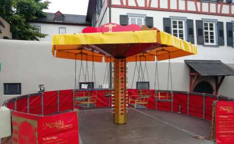 Kinder-Kettenkarussell auf Podium