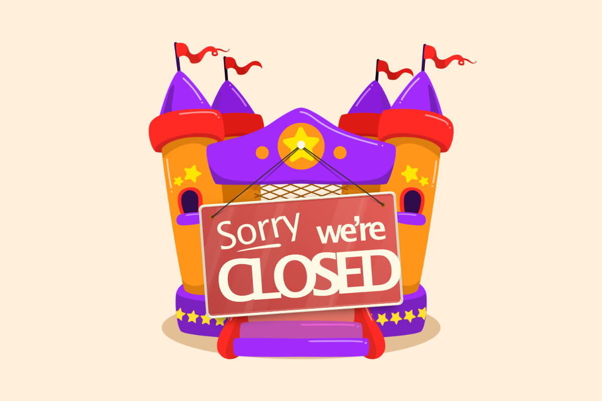 Im Zeichentrickstil: Eine Hüpfburg, vor der ein Schild hängt "Sorry we're closed " - zur Verdeutlichung eines geschlossenen Hüpfburgenverleihs. Symbolfoto